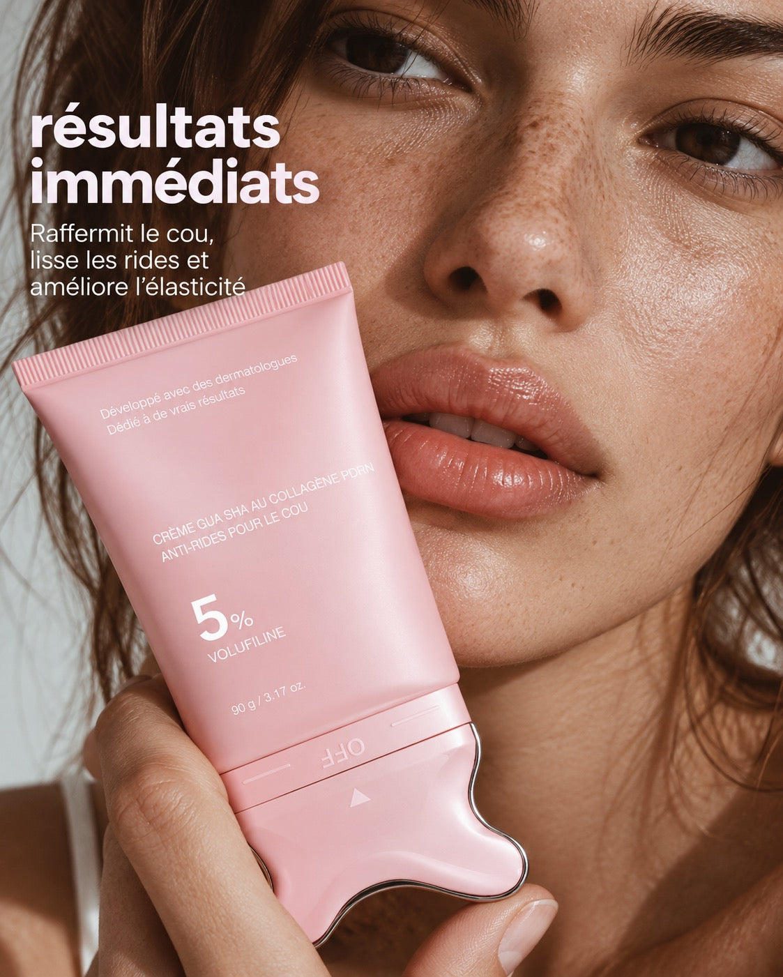 Femme tenant la crème cou SCULPTÉ près du visage