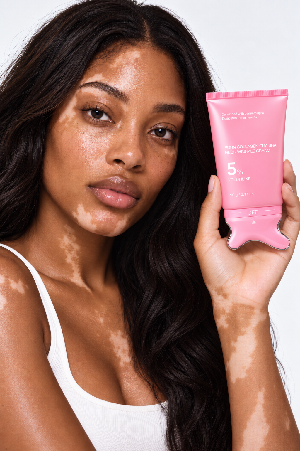 Femme tenant le tube rose SCULPTÉ, crème cou et décolleté