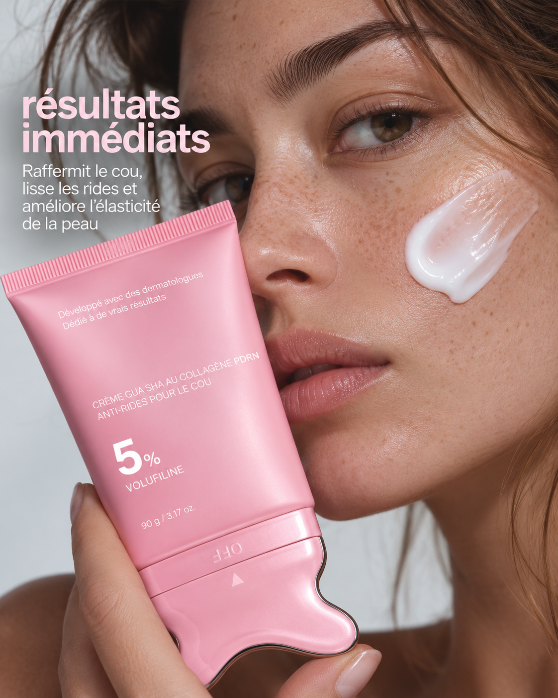 Femme avec la crème SCULPTÉ sur la joue, tenant le tube rose