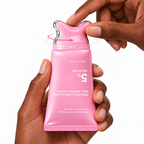 Massage gua sha du cou avec la crème SCULPTÉ, en mouvements ascendants